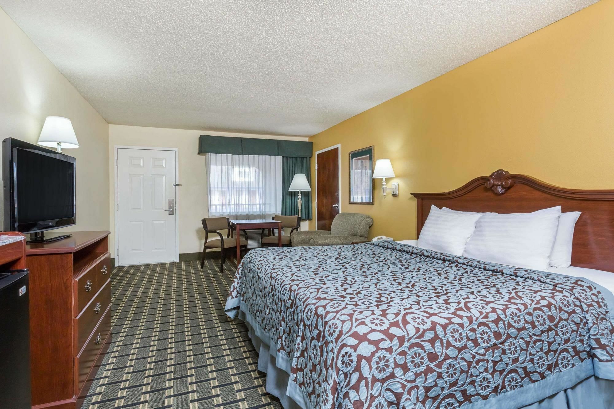 Days Inn & Suites By Wyndham Warner Robins Near Robins Afb Eksteriør bilde