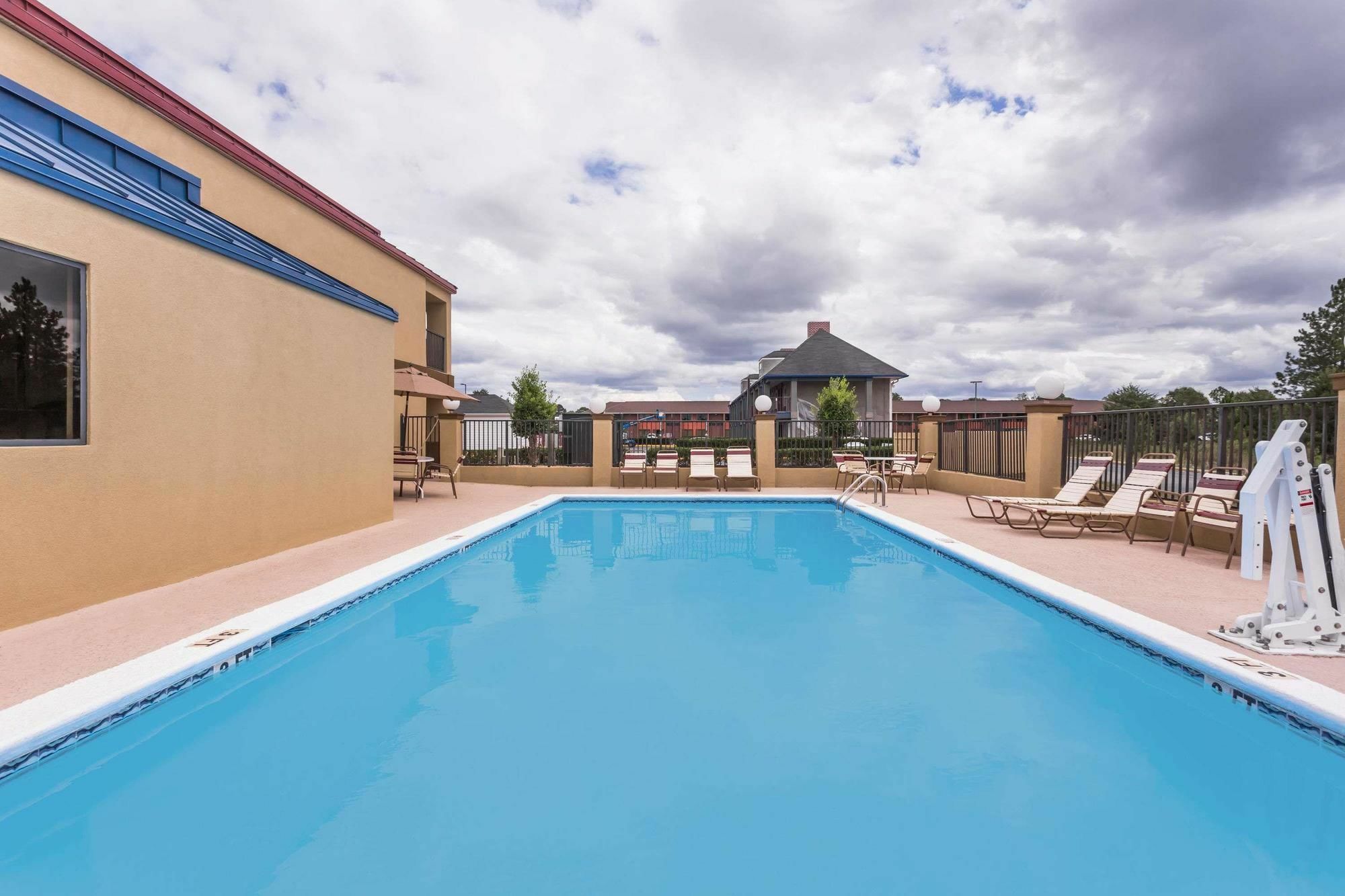 Days Inn & Suites By Wyndham Warner Robins Near Robins Afb Eksteriør bilde